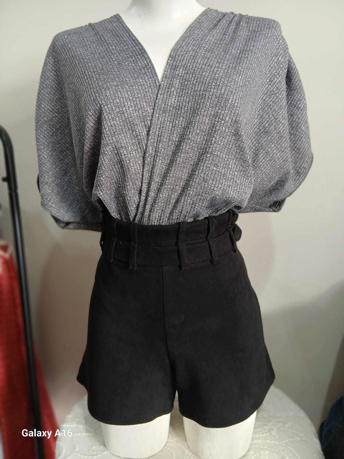 Blusa cinza mescla com shorts preto de cintura alta