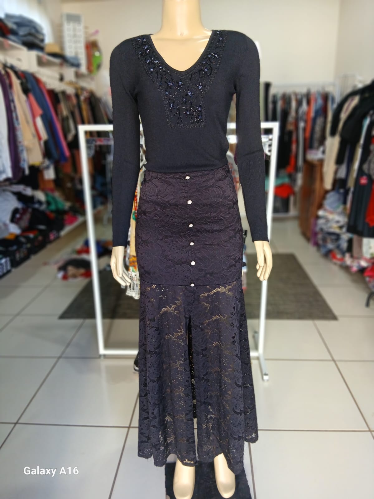 Blusa preta com saia longa de renda