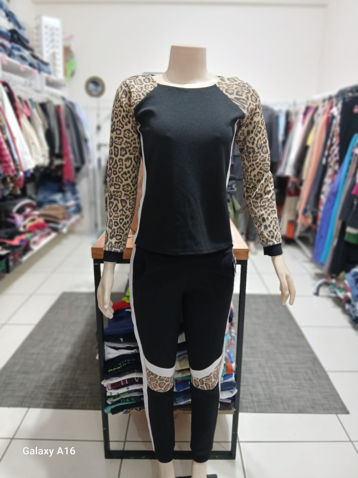 Conjunto preto com mangas de oncinha