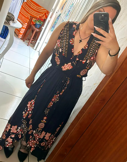 Cliente com vestido midi preto floral