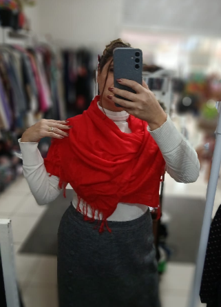 Cliente com lenço vermelho e saia cinza