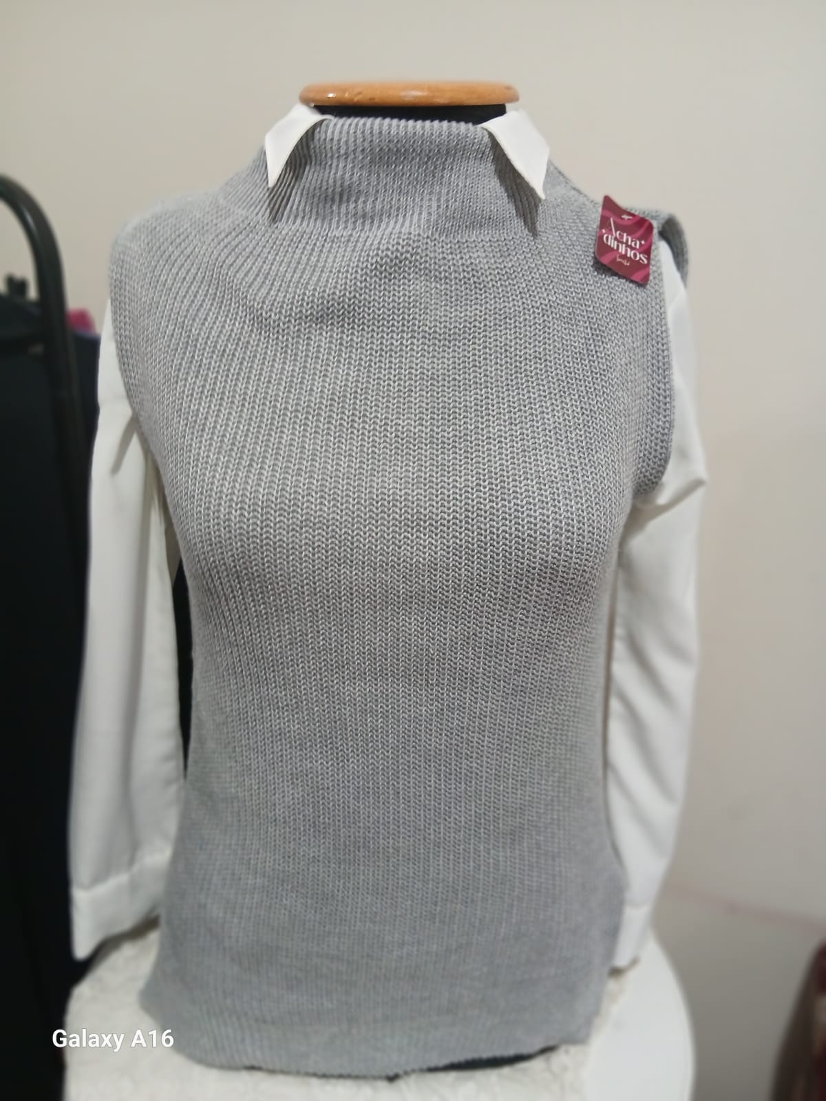 Colete tricô cinza com camisa branca