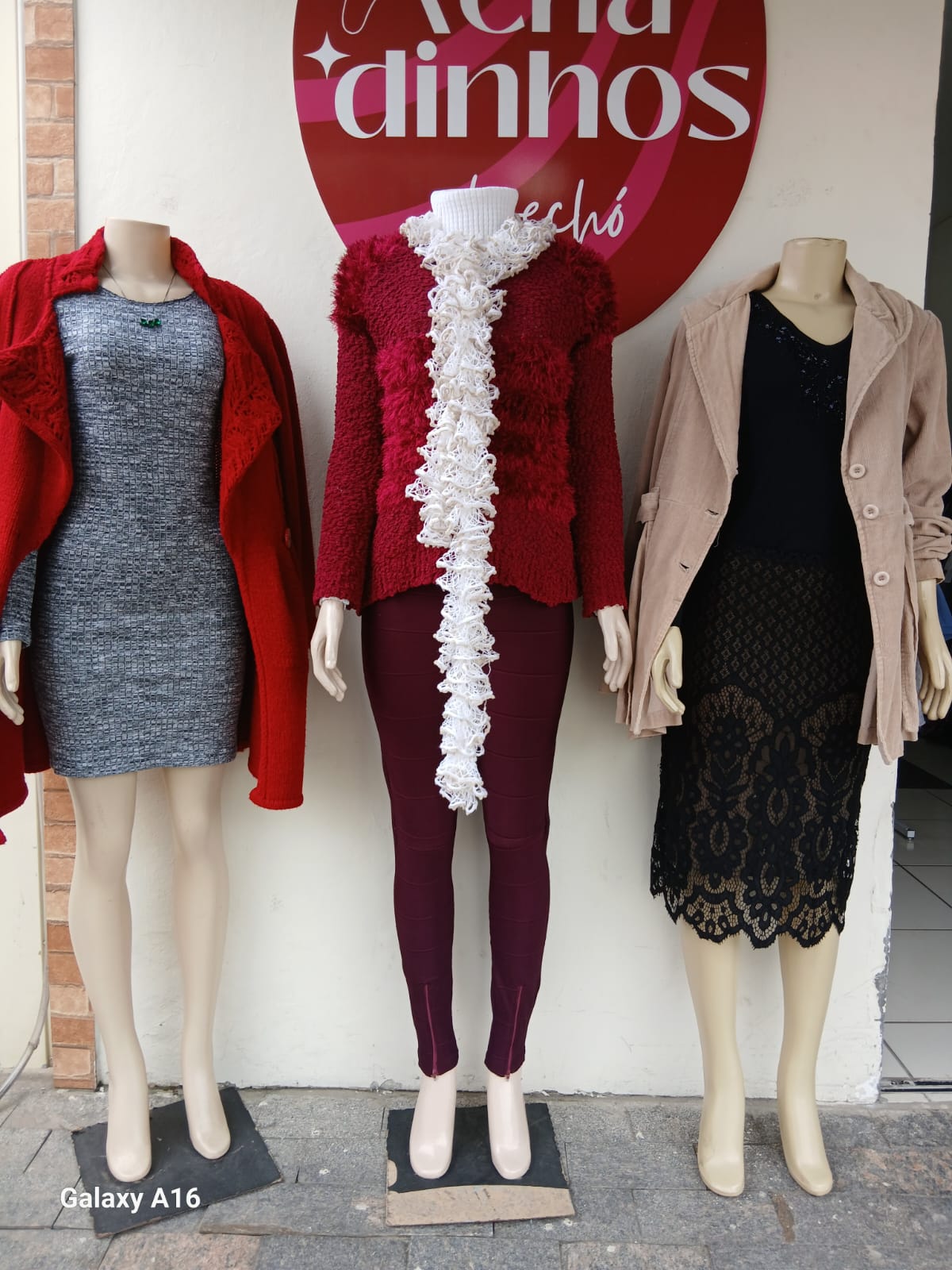 Trio de looks com casacos vermelho e bege