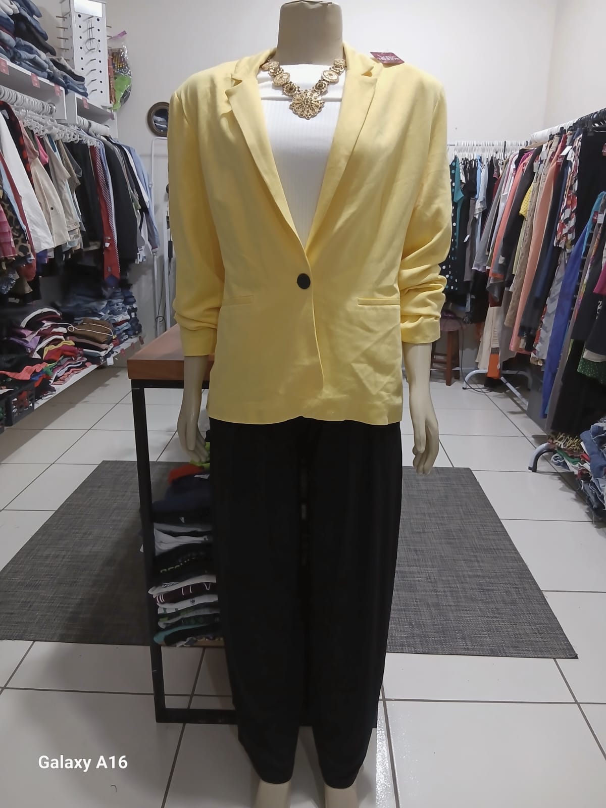 Blazer amarelo com blusa branca e calça preta