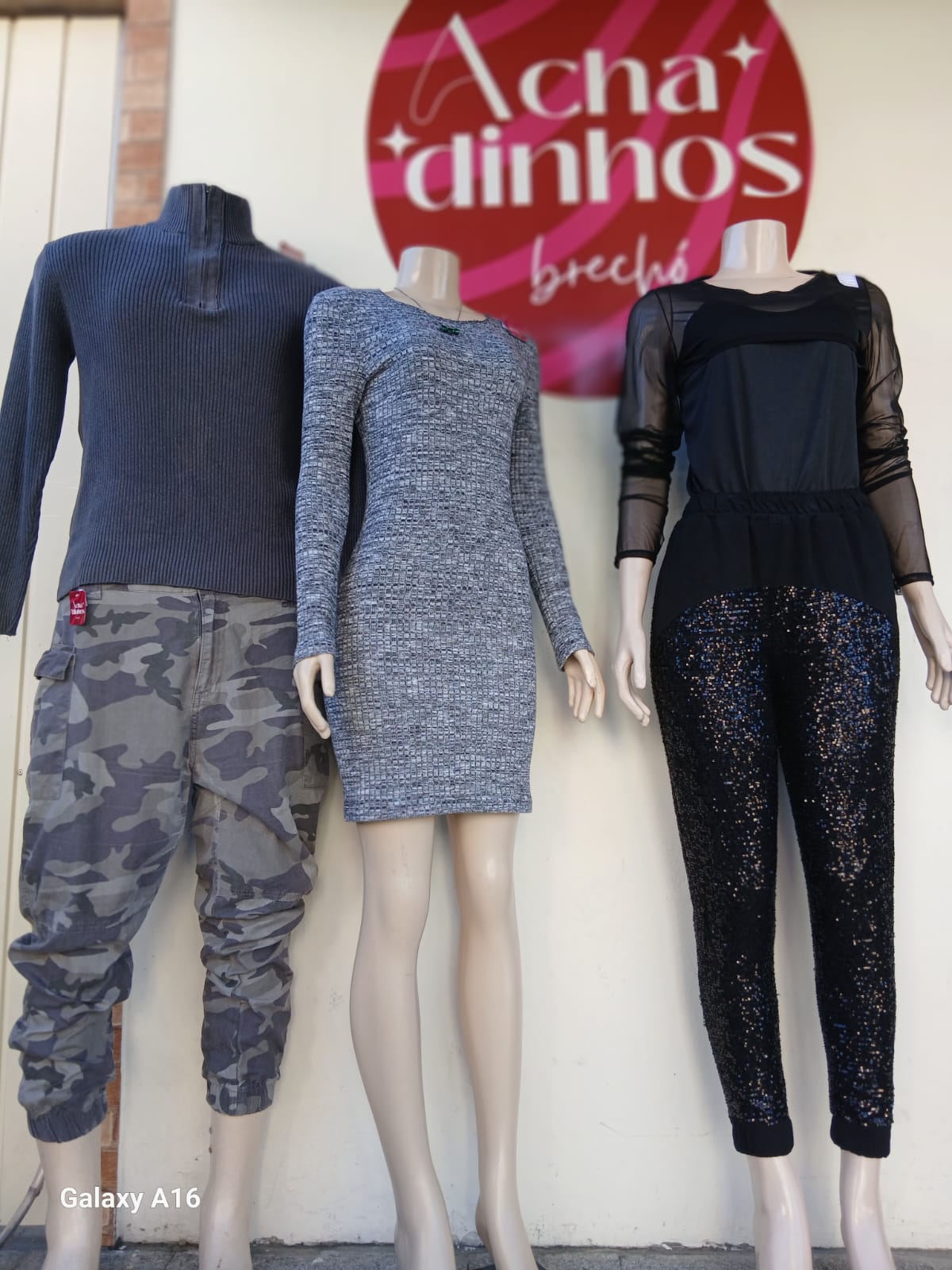 Trio de looks na vitrine do brechó