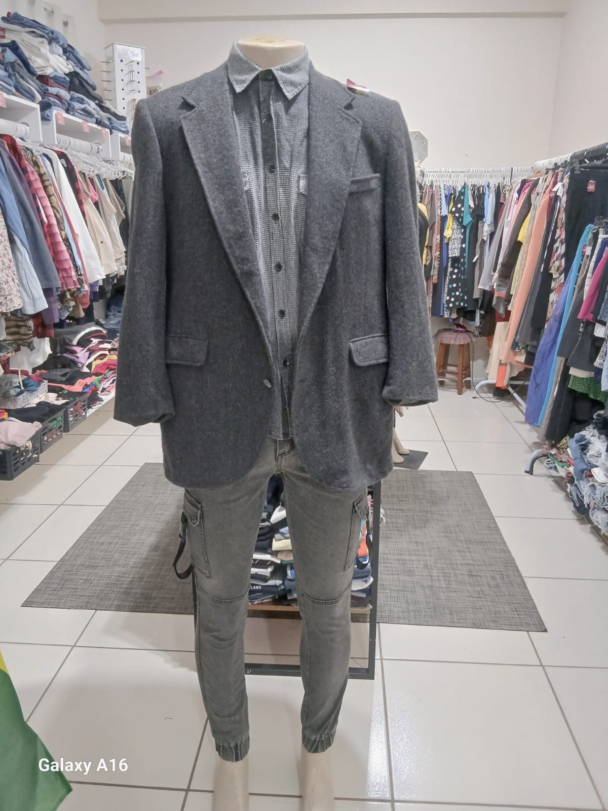 Blazer cinza com camisa xadrez e calça jogger