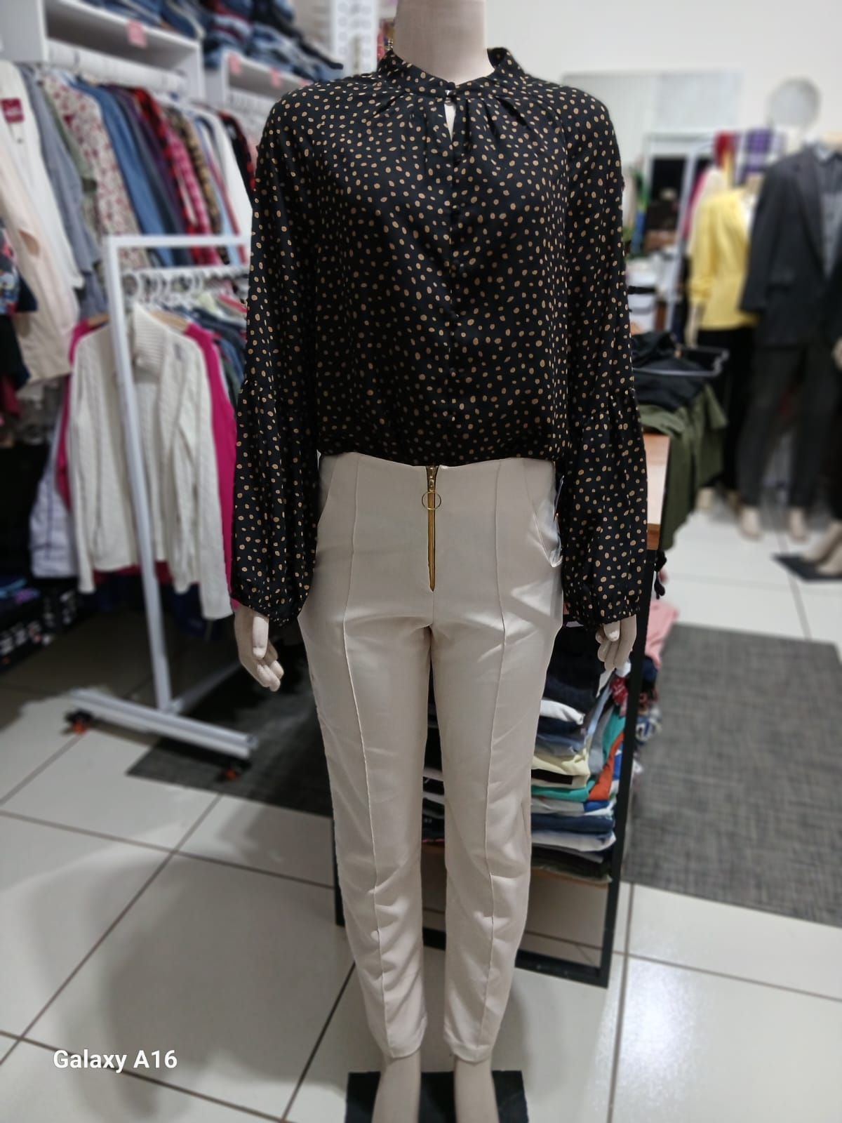 Blusa preta de poá com calça bege