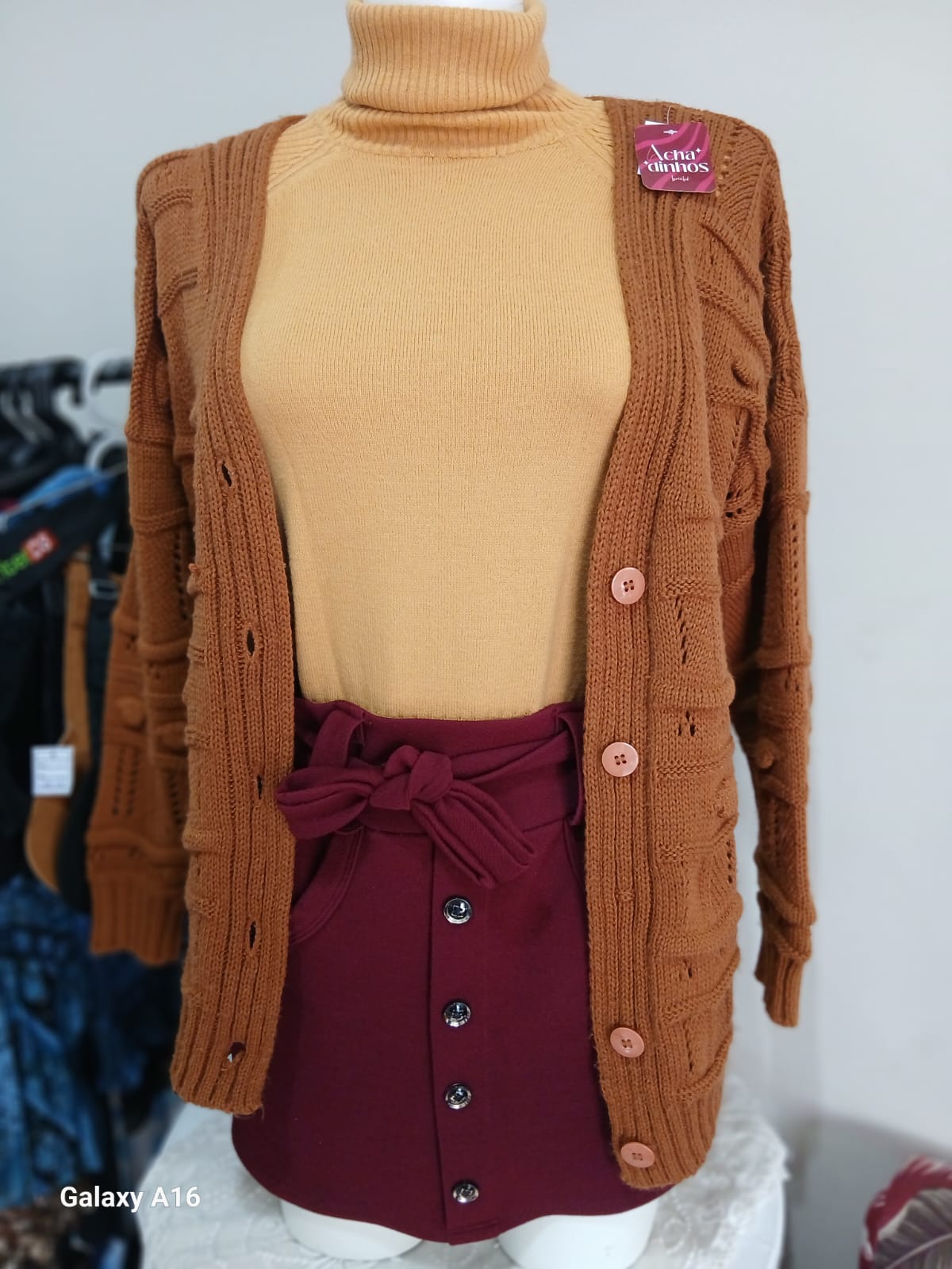 Cardigã caramelo com blusa gola alta e saia vinho