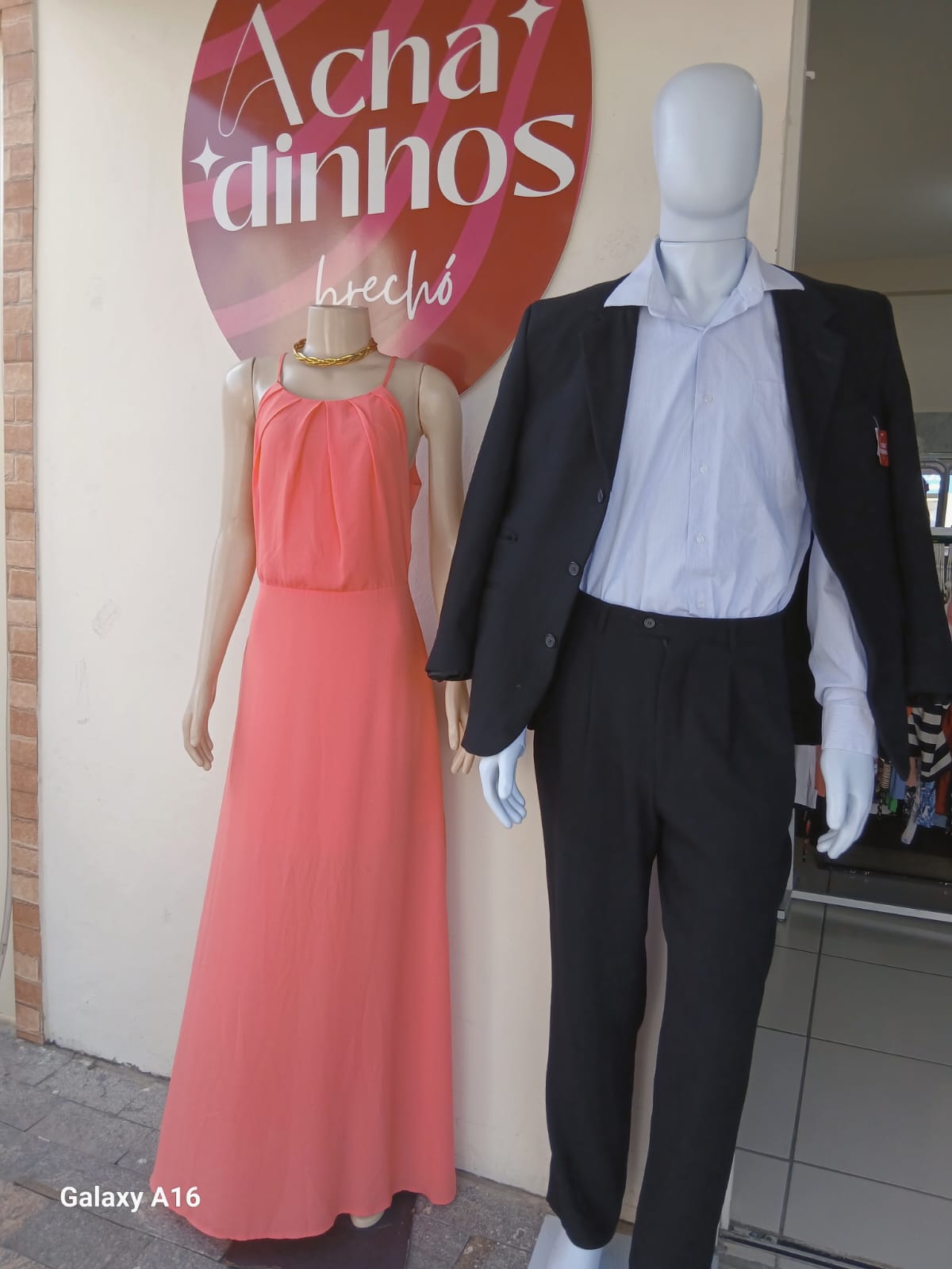 Vestido longo coral e terno preto masculino