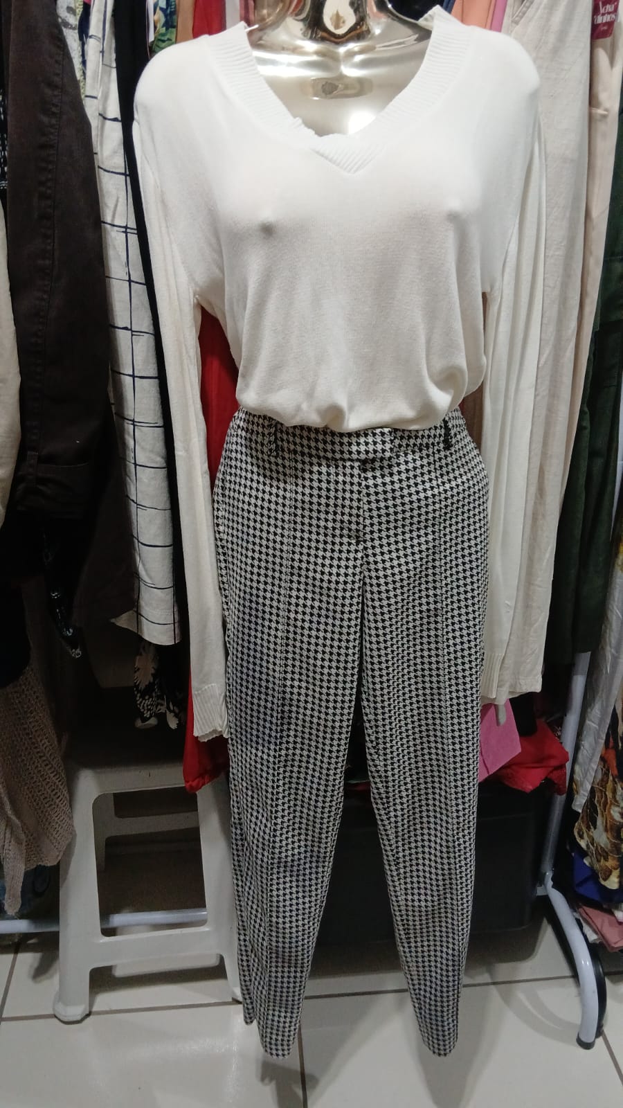 Blusa off white gola V com calça pied-de-poule