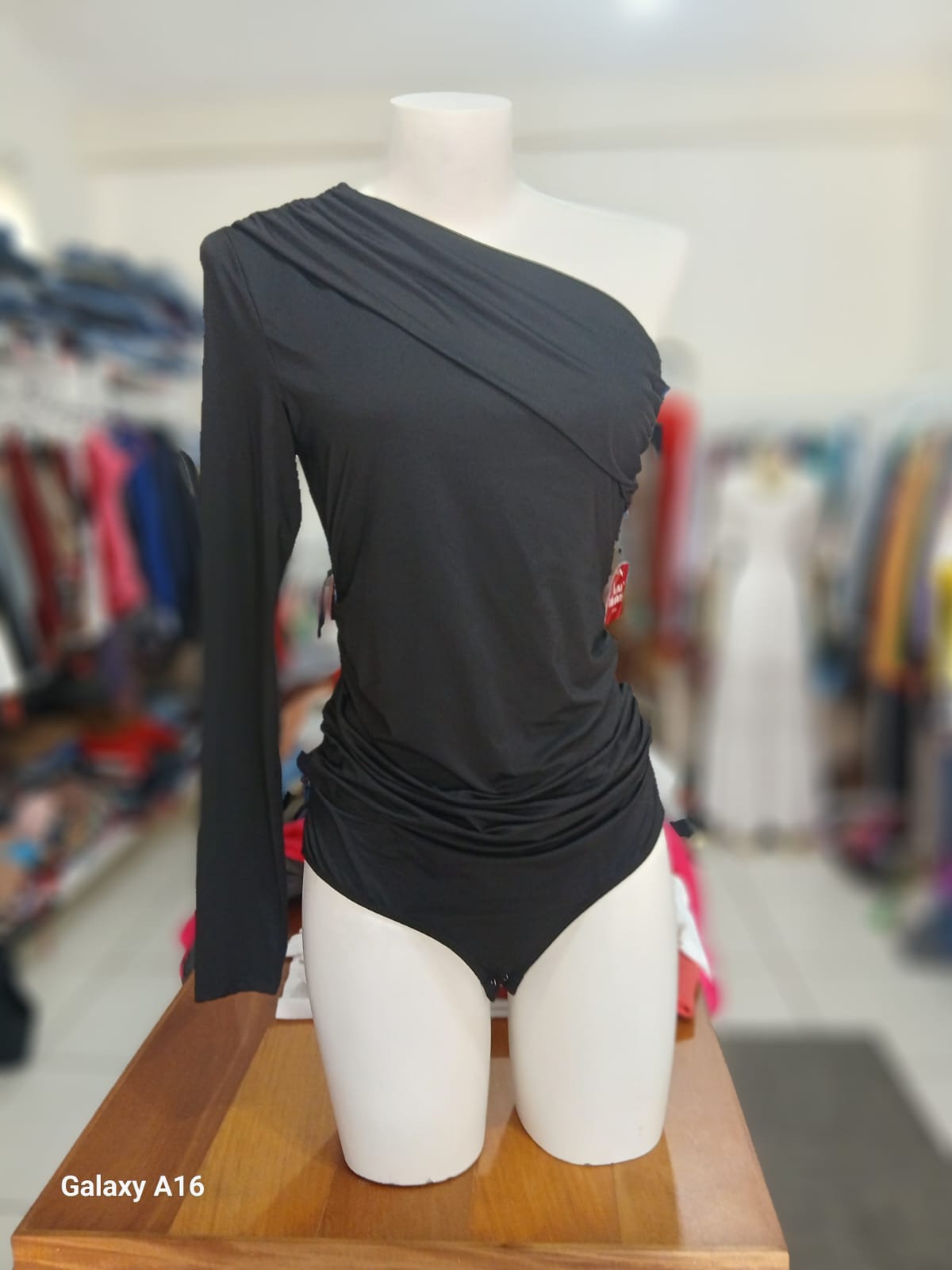Body preto de um ombro só manga longa