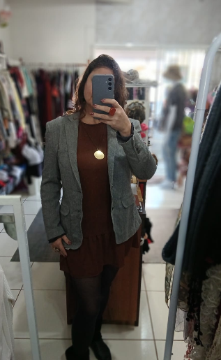 Cliente com blazer de tweed e vestido marrom