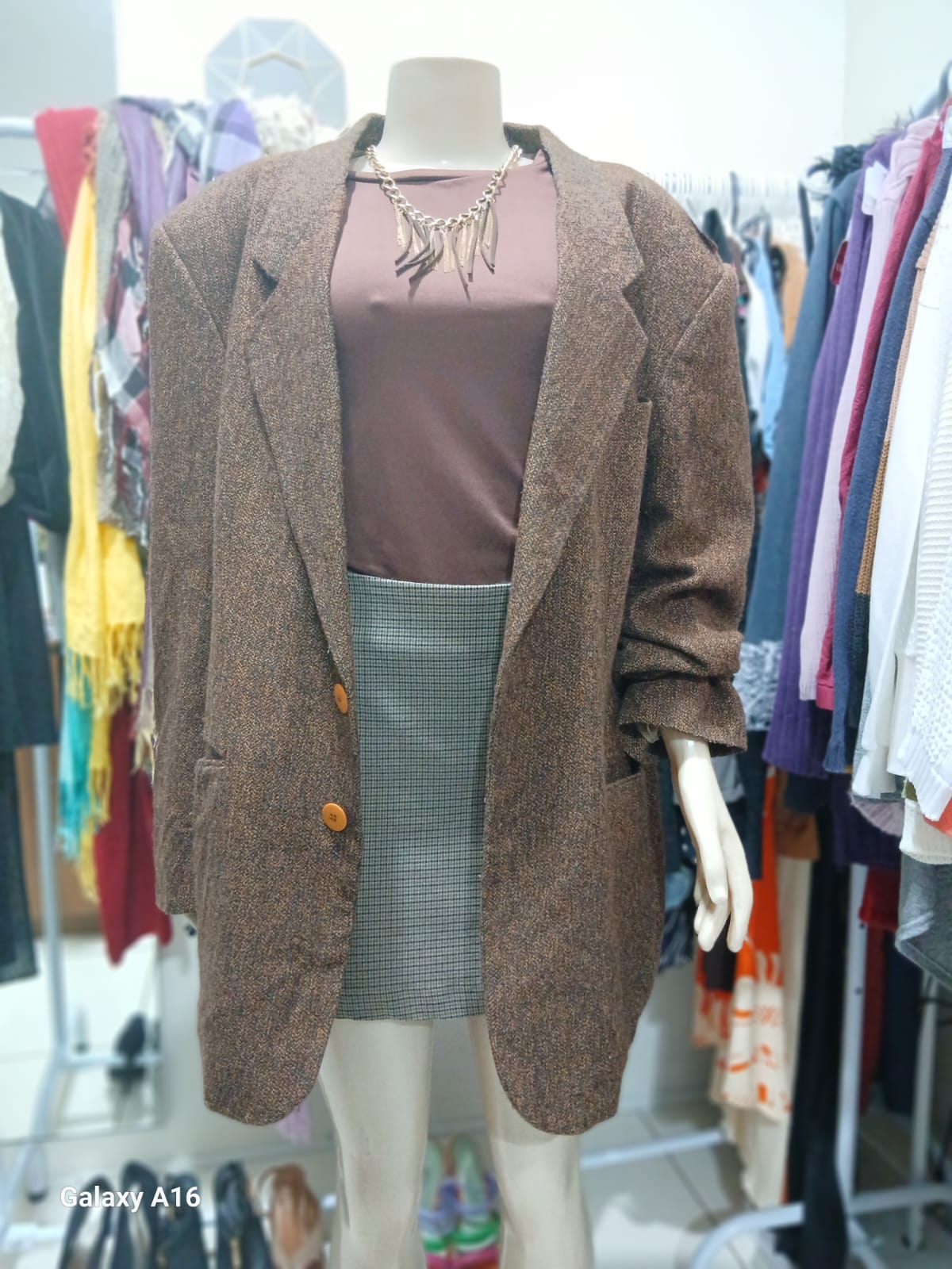 Blazer marrom tweed com blusa e saia xadrez