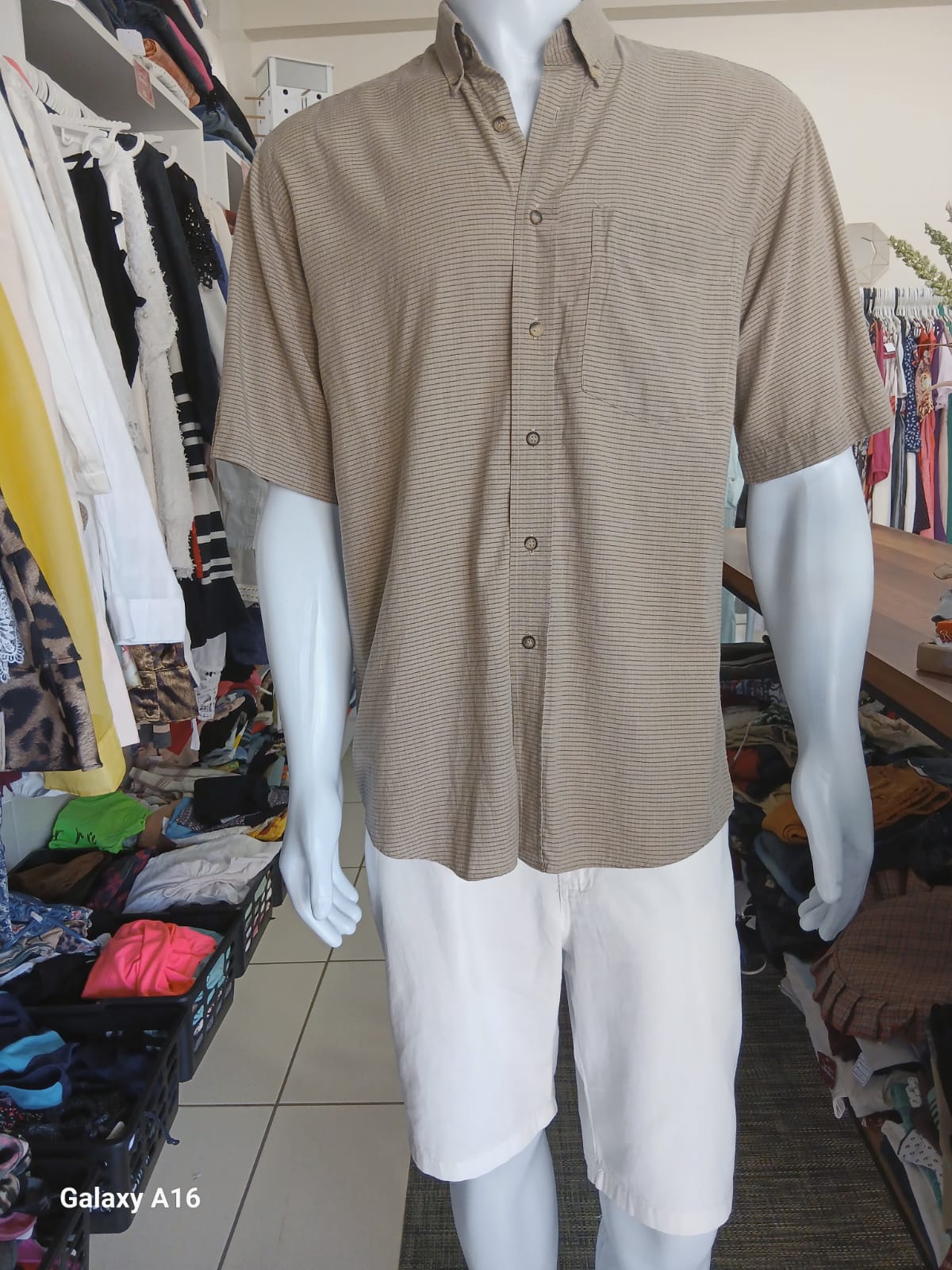 Camisa bege listrada com bermuda branca
