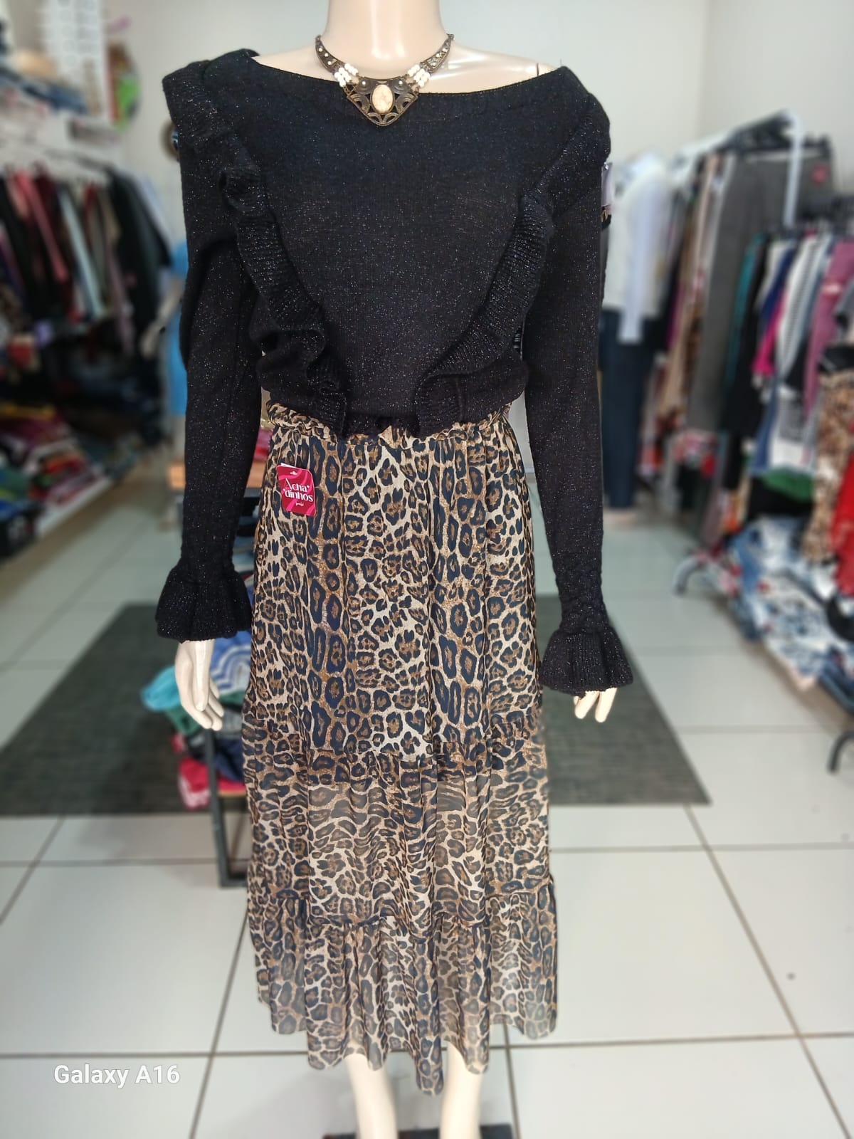 Blusa preta com saia midi de oncinha
