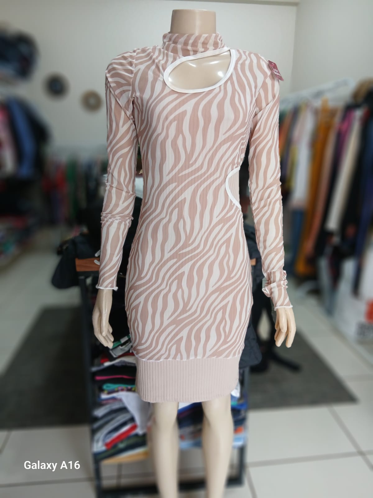 Vestido zebra bege com recorte no ombro