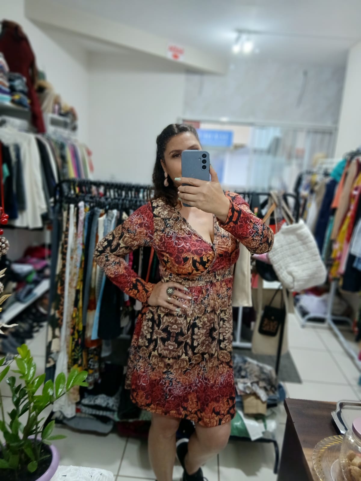 Cliente com vestido estampado no provador