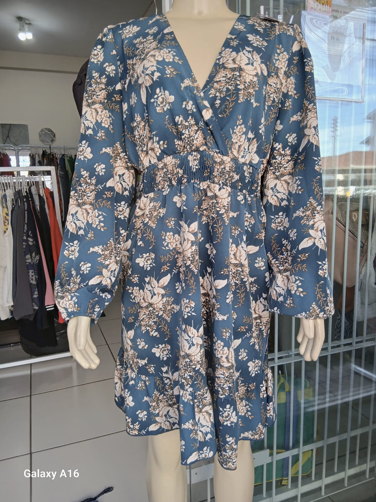 Vestido azul floral manga longa