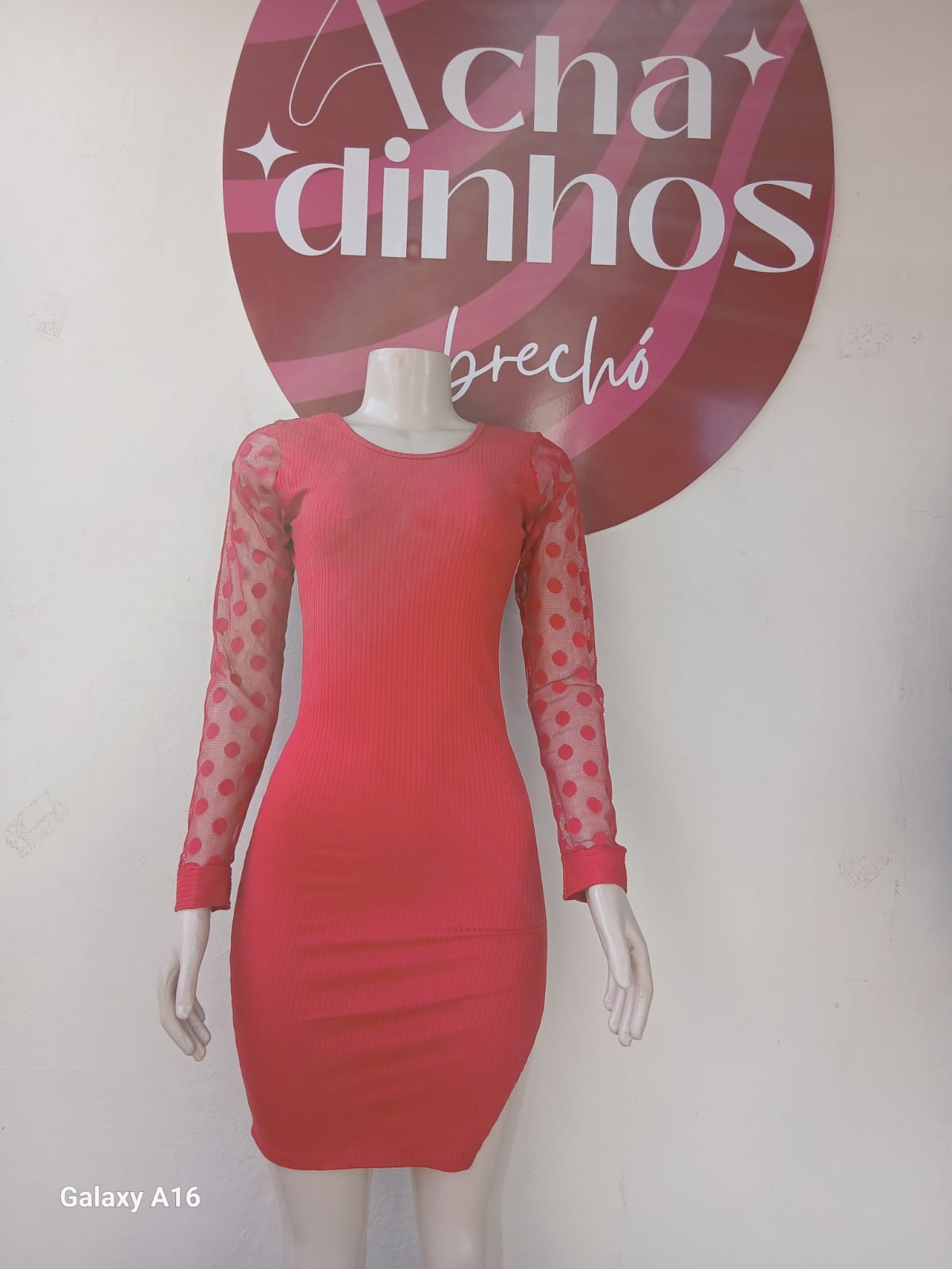 Vestido coral com mangas de poá