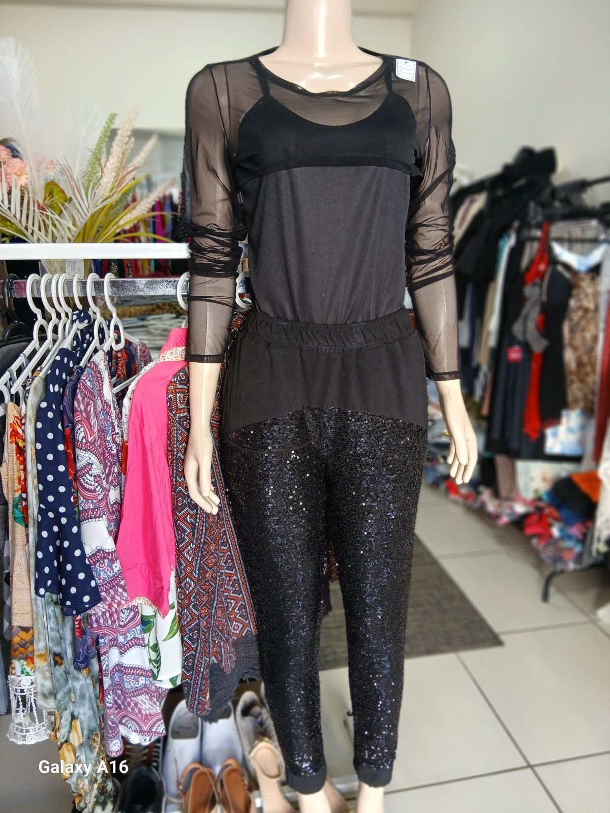 Conjunto preto com calça de paetês