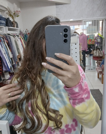Cliente com blusa tie-dye colorida