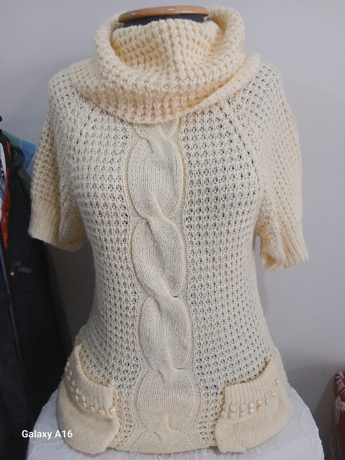 Blusa de tricô creme com gola alta