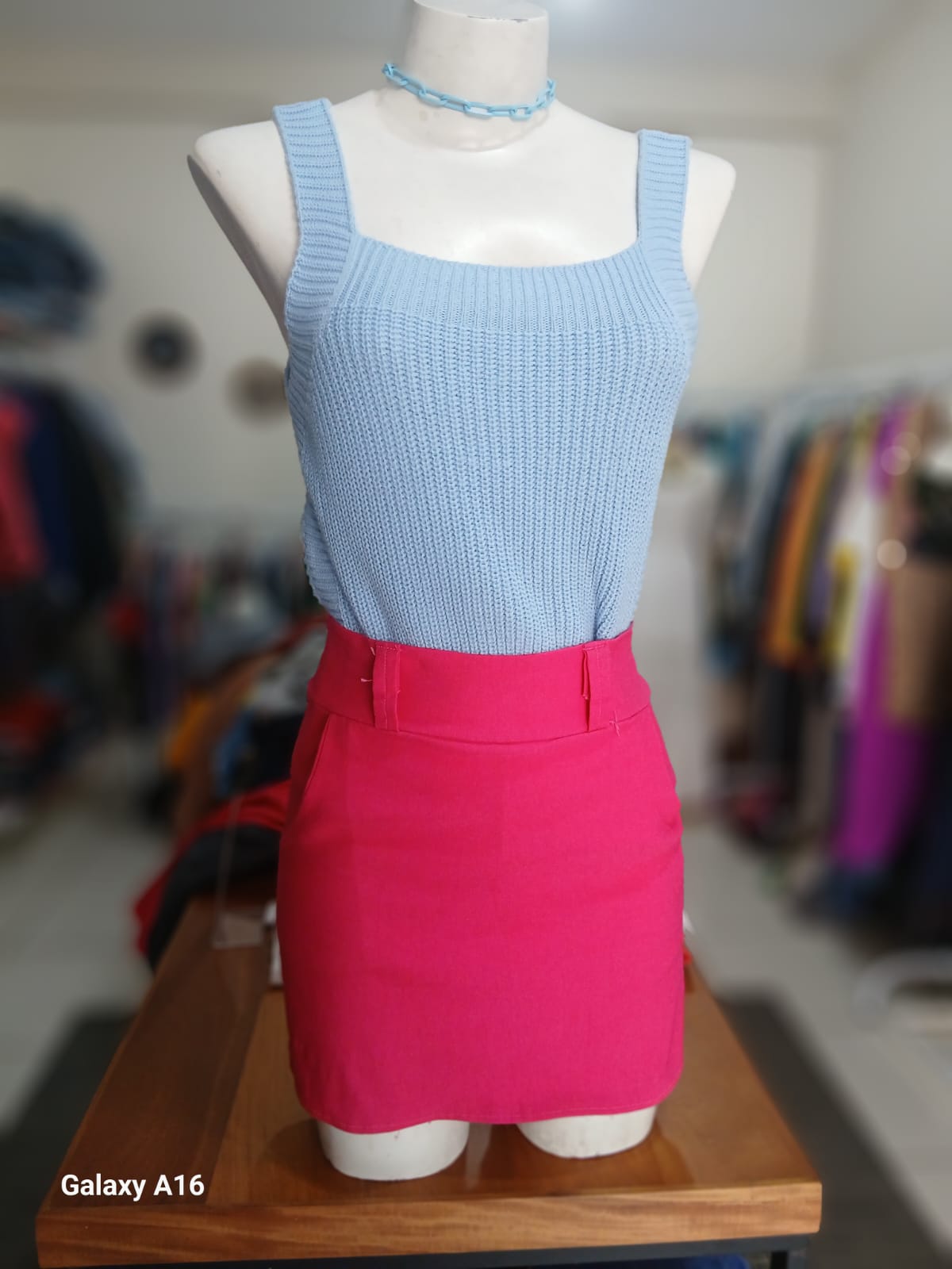 Blusa de tricô azul claro com saia pink