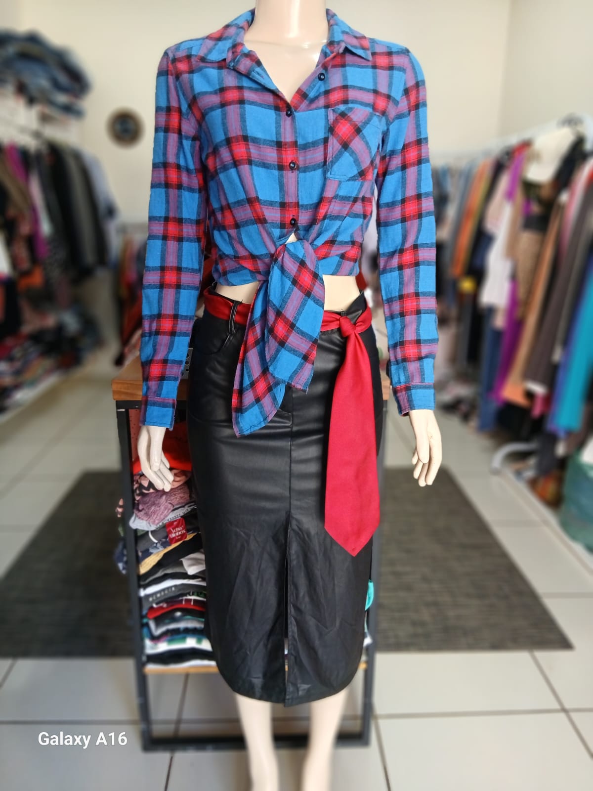Camisa xadrez azul e vermelha com saia lápis preta