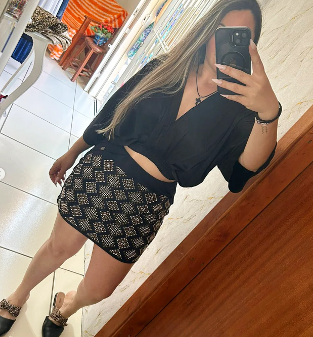 Cliente com blusa preta e saia com brilho