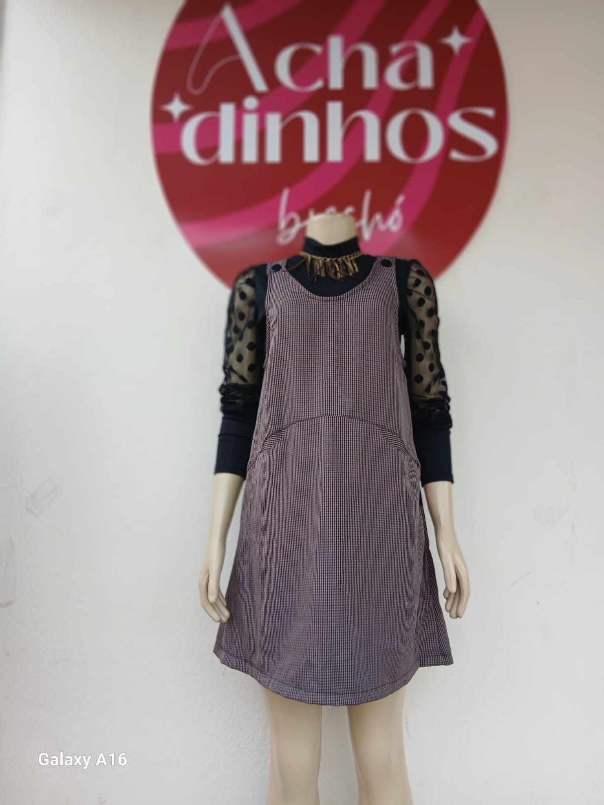 Vestido xadrez com blusa preta de poá