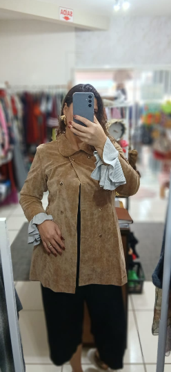 Cliente com casaco camel de camurça