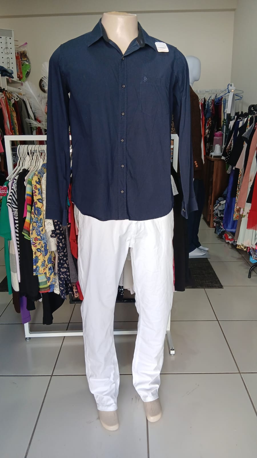 Camisa jeans com calça branca