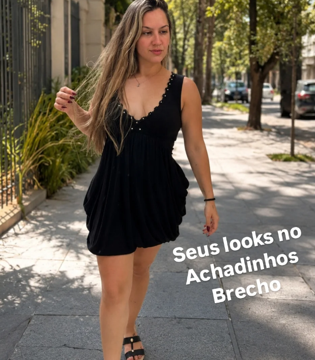 Cliente com vestido preto com detalhes de pérola