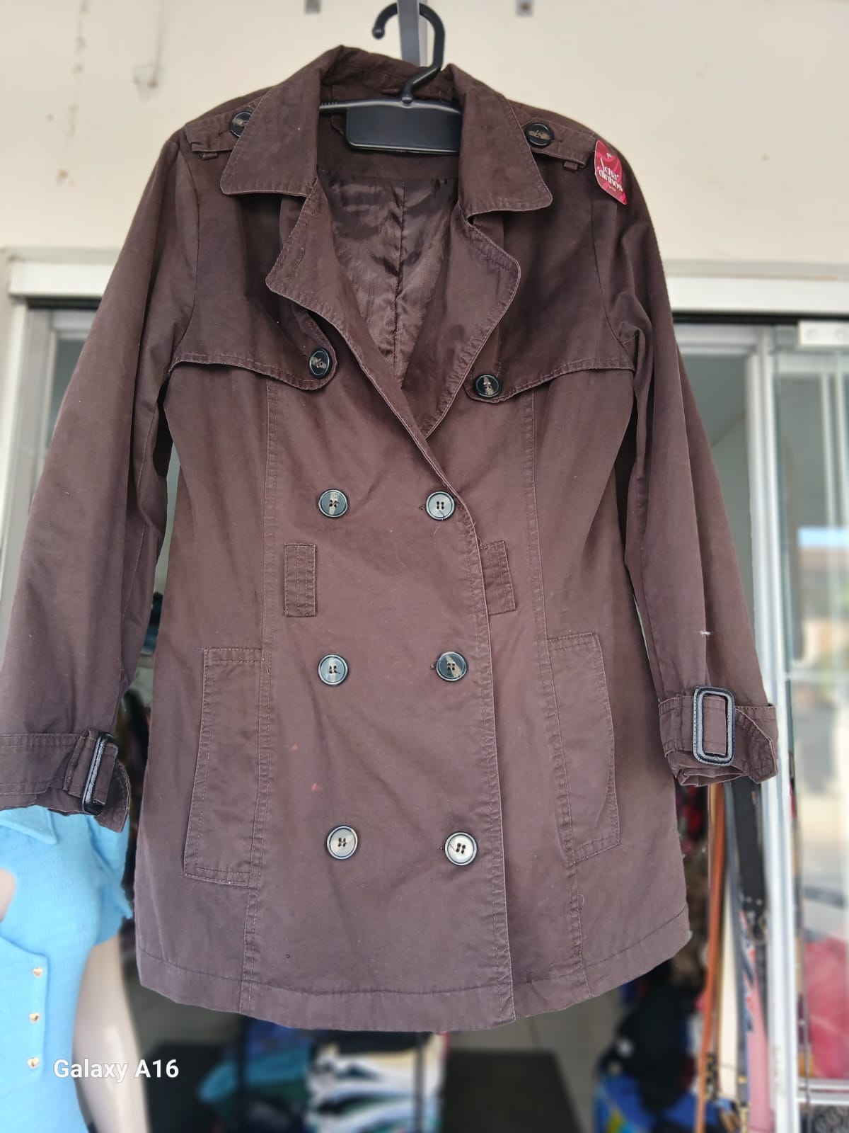 Trench coat marrom com botões duplos