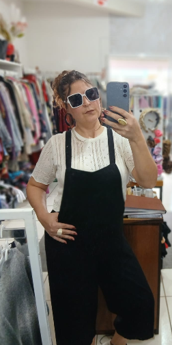 Cliente com jardineira preta e blusa off-white